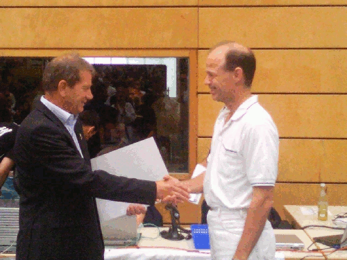 Nach über 2 Jahrzehnten als Sportarzt des Taekwondo-Verbandes erhält Dr. Thomas Braun vom Präsidenten Reiner Hofer die Goldene Ehrennadel überreicht